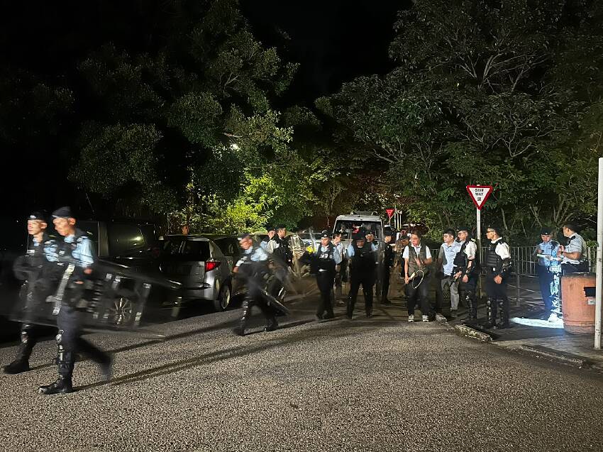 震動全港！27歲女子深夜被多隻狗圍咬致死，2個月爆發8起犬只襲擊事件…