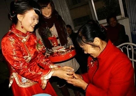 兒子大婚當晚！兒媳「坐婚房外」遲遲不要進去　她「指了指床單」我親手把兒子送進警察局