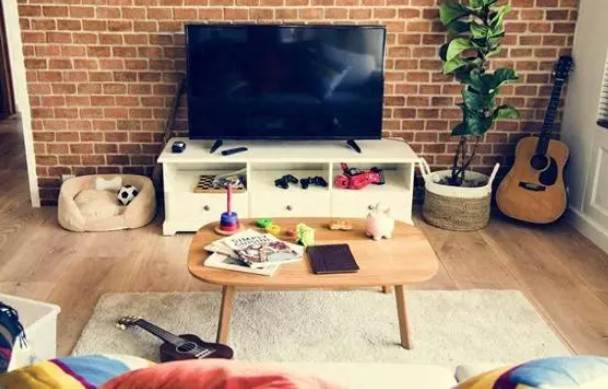 家裡再有錢，電視機旁盡量不要放這幾樣東西，好多人不懂，快拿走