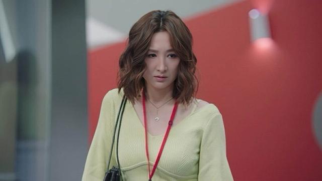 TVB知名女星真空上陣險走光，人氣高漲通告不斷，上位成公司一姐