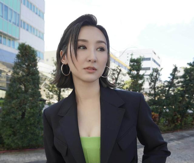 TVB知名女星真空上陣險走光，人氣高漲通告不斷，上位成公司一姐