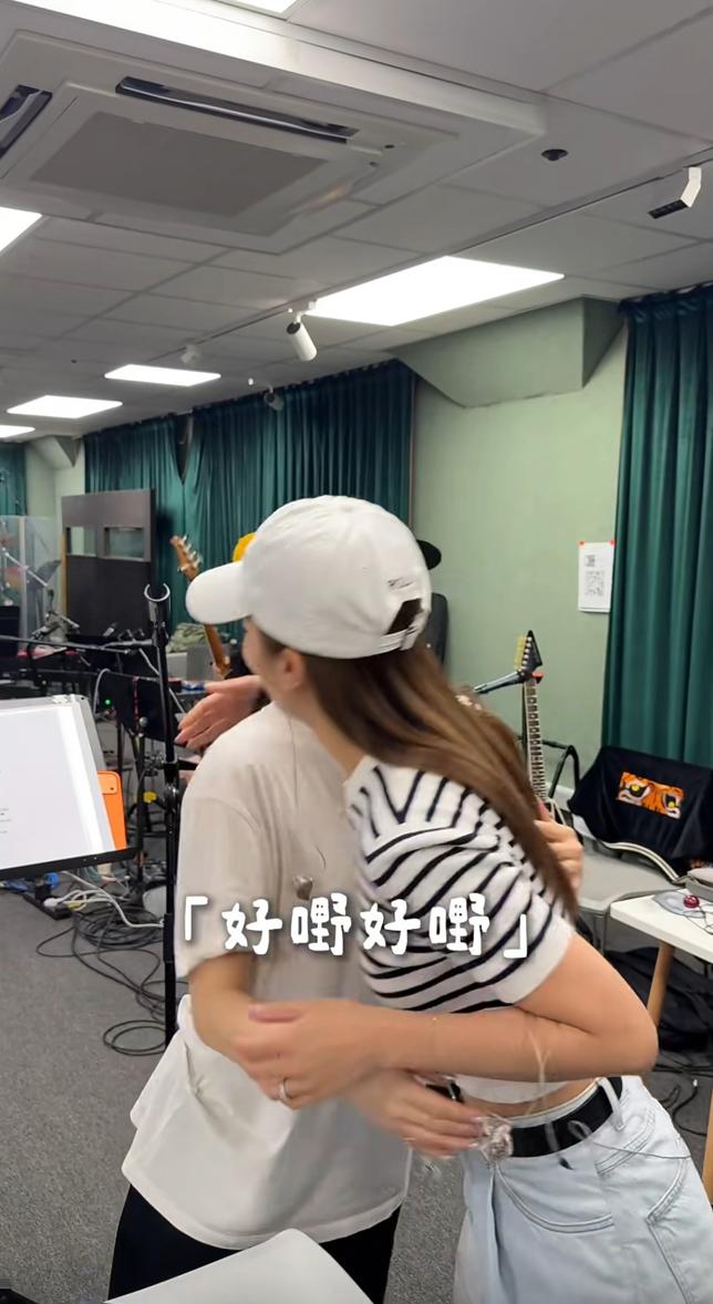 蔡卓妍婚後首現身，手戴婚戒一臉幸福，阿嬌也在送了54萬結婚禮物