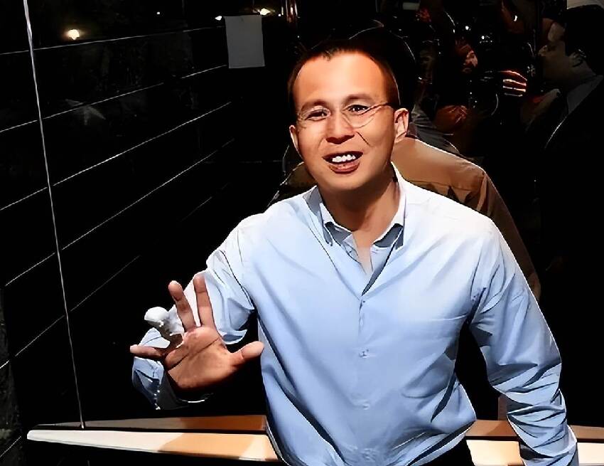 身價千億有什麼用？李嘉誠兩兒子的現狀，給所有父母都提了個醒