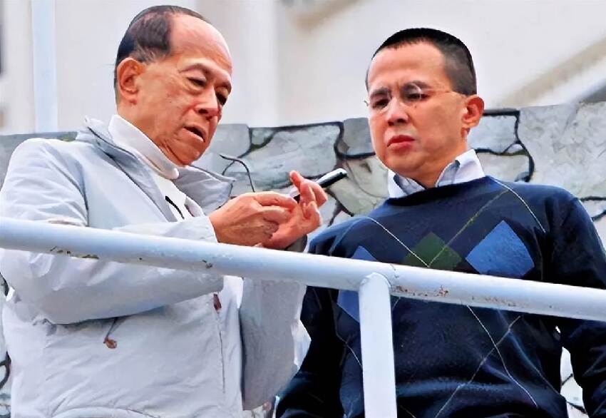身價千億有什麼用？李嘉誠兩兒子的現狀，給所有父母都提了個醒