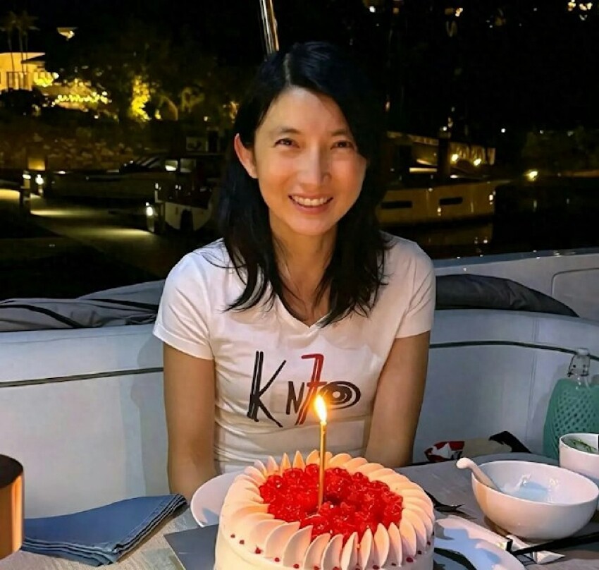 李嘉誠兒媳慶祝57歲生日，素顏白T恤打扮樸實，身材常年保持纖瘦