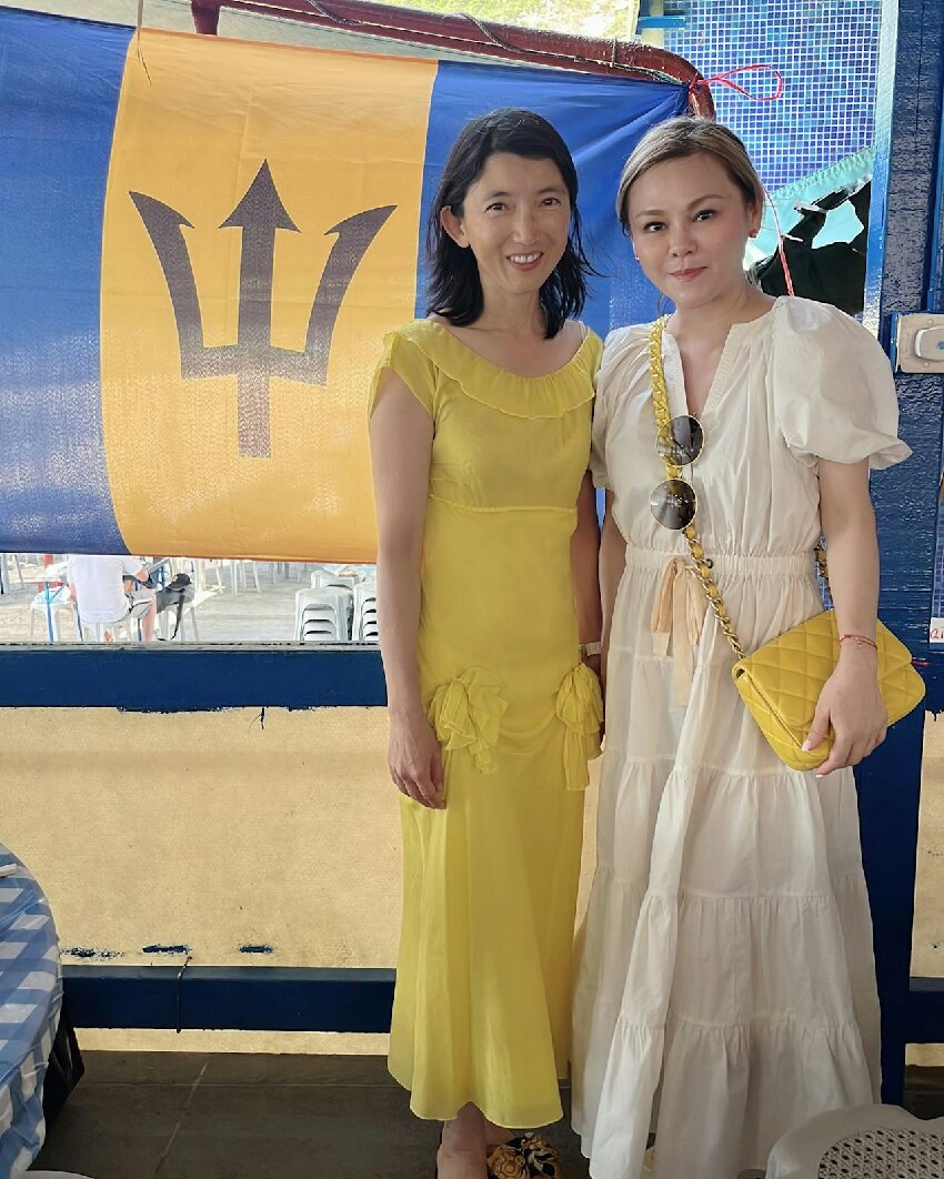 李嘉誠兒媳慶祝57歲生日，素顏白T恤打扮樸實，身材常年保持纖瘦