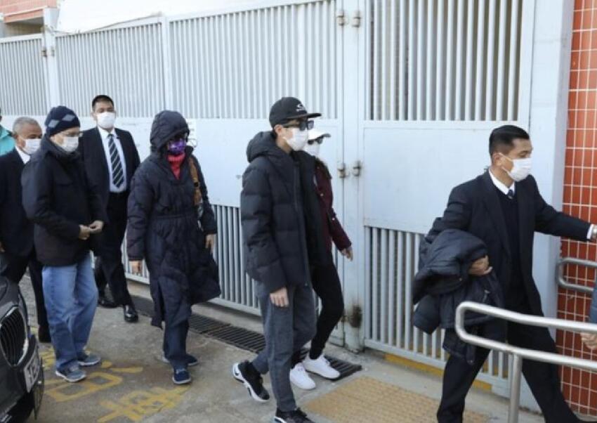 李嘉誠兒媳慶祝57歲生日，素顏白T恤打扮樸實，身材常年保持纖瘦