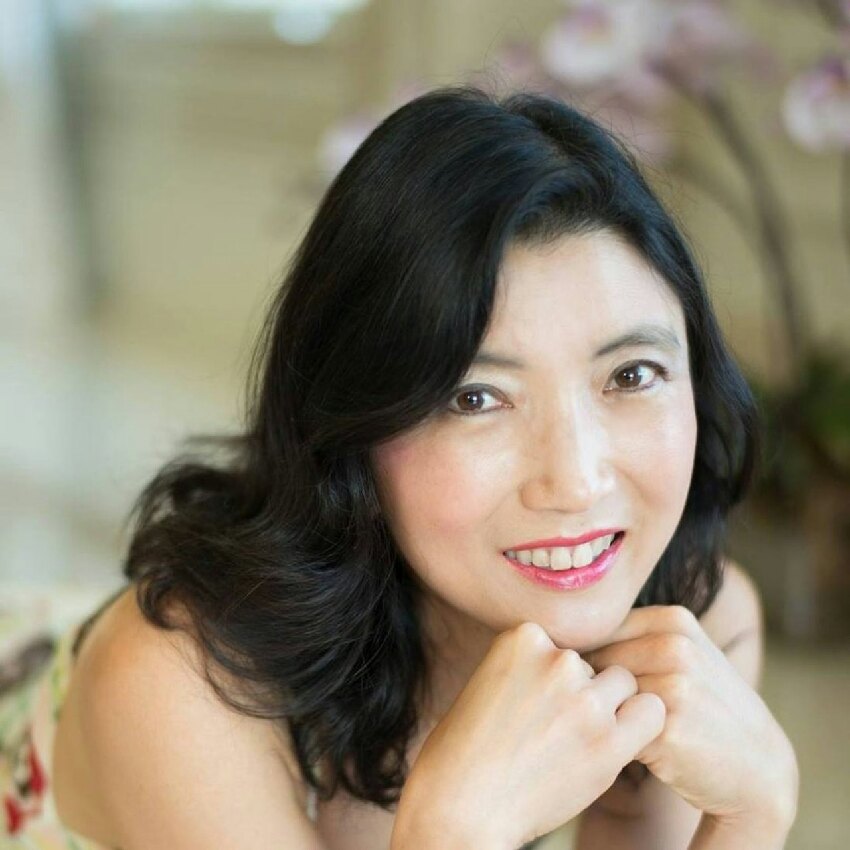 李嘉誠兒媳慶祝57歲生日，素顏白T恤打扮樸實，身材常年保持纖瘦