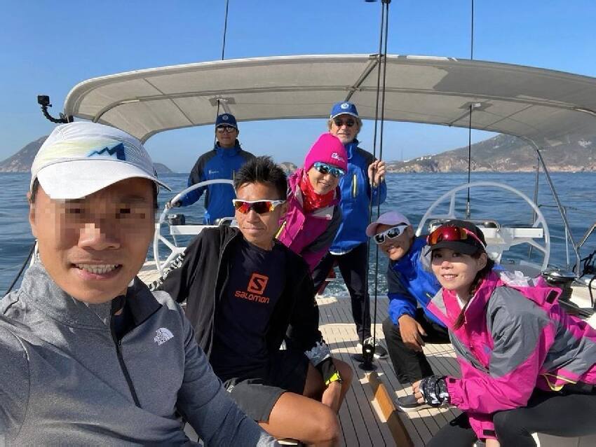 李嘉誠兒媳慶祝57歲生日，素顏白T恤打扮樸實，身材常年保持纖瘦