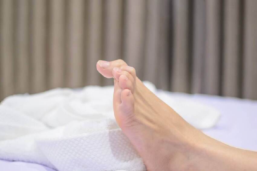 睡覺小腿狂抽筋！45歲男忍半年「已經第4期」醫嘆：早壞死了