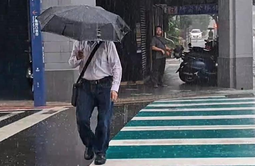 驚見一片橘紅！這2天鋒面入侵「雷雨猛轟全台」　專家證實：「下周還有一波...」