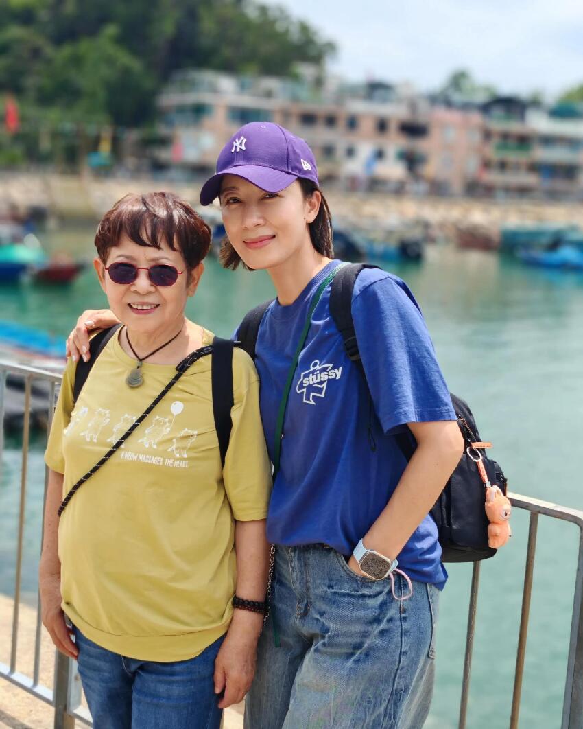 楊怡曬照慶祝母親節，和媽媽同框模樣很像，一雙兒女顏值都好高