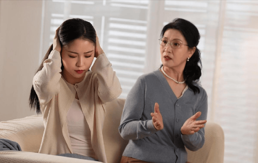 單親母親370萬給兒子買房后被拉黑，供兒子留學結婚，卻落得如此下場，太扎心