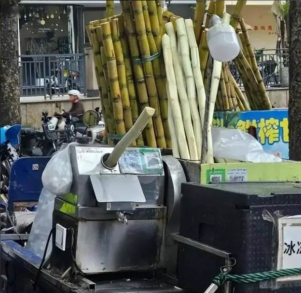 街頭甘蔗汁蘿蔔亂飲！被揭老闆手在下面「偷手腳」騙大量，內行人親吐：我們自己從不喝