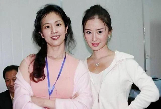 劉亦菲的媽媽劉曉莉：兩婚兩離，64歲仍單身，長得比女兒還美10倍!