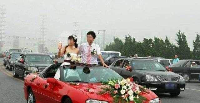 老公家境貧寒，我把「聘金降到最低」還準備房子車子當嫁妝！ 結婚當天「他派20輛車來接我」敬酒時婆婆卻大哭…一問原因我心都涼了