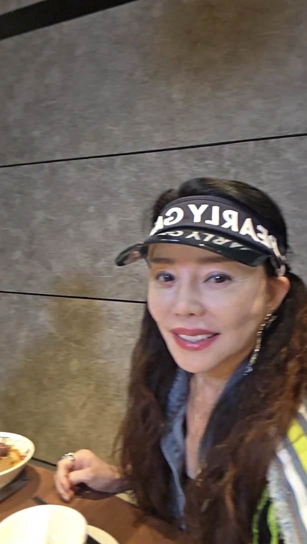 負面消息不斷！餐廳工讀生爆「遇狄鶯耍大牌」詭異奧客行徑，釣出同行：「我也遇過她...」