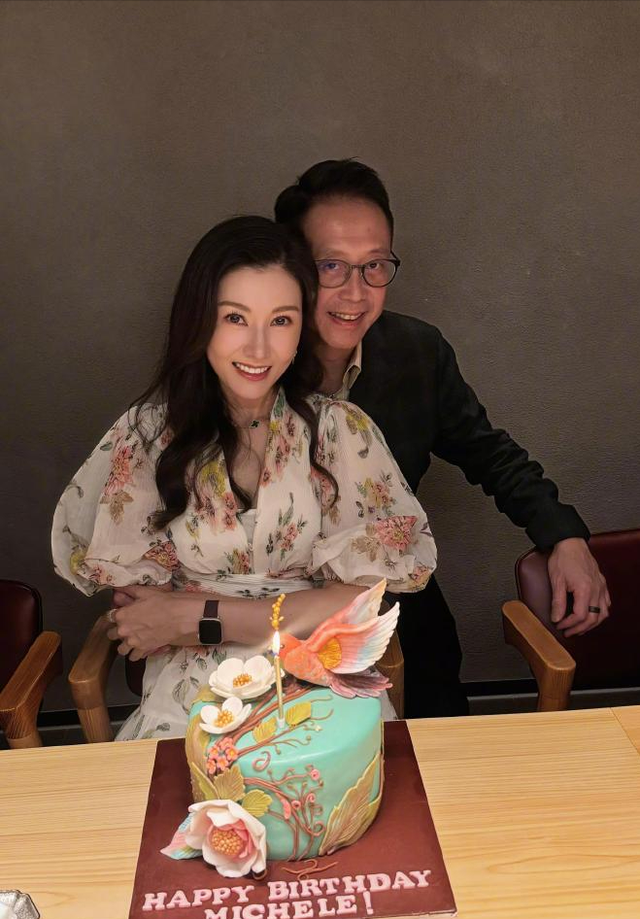 李嘉欣曬出和黎姿生日合影，打破兩人不和傳聞，但黎姿的臉怪怪的