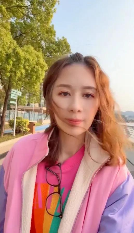 婚姻疑亮紅燈!TVB前知名花旦50歲生日,自曝自己買鮮花蛋糕慶生