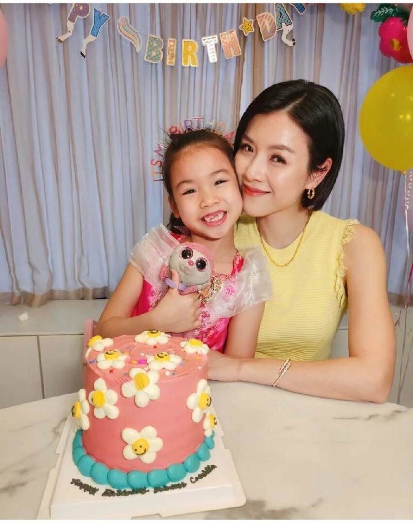 陳豪7歲女兒可愛行為引討論，專家指欠安全感與媽媽陳茵媺有關