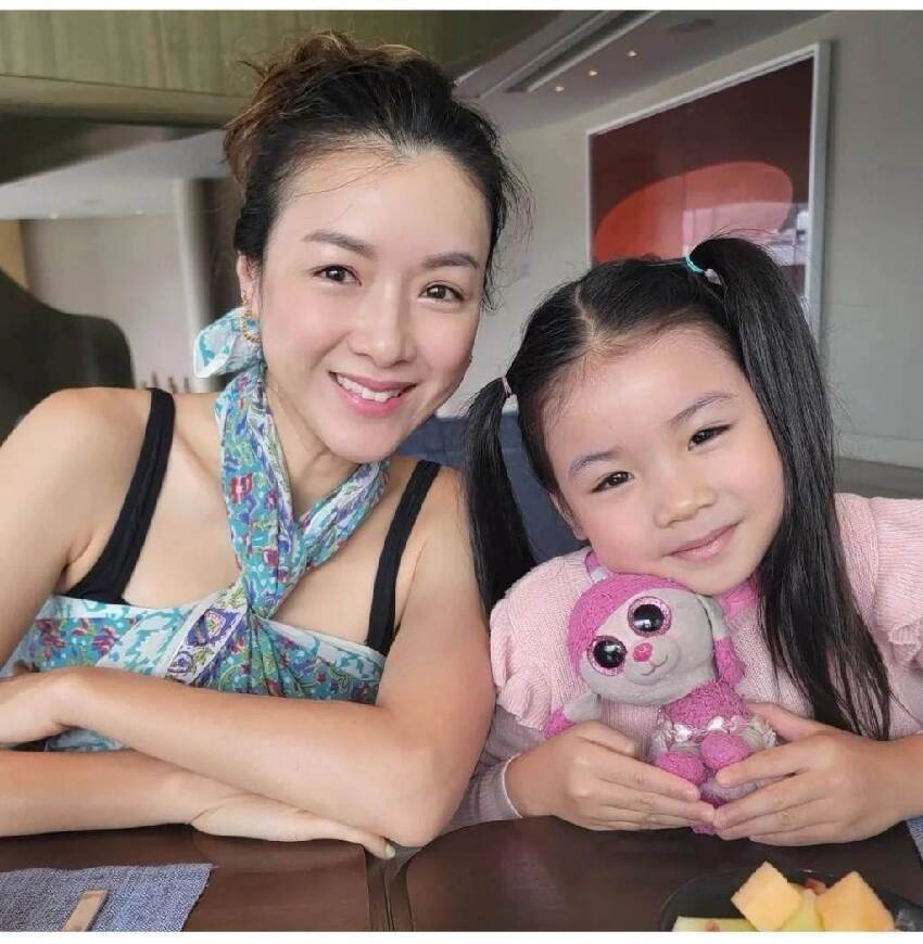 陳豪7歲女兒可愛行為引討論，專家指欠安全感與媽媽陳茵媺有關