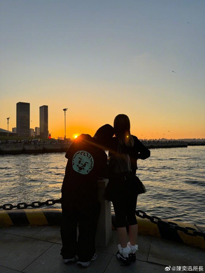 陳奕迅夫婦大連海濱秀恩愛，Eason甜靠太太肩膀撒嬌，偎依看夕陽「真夫婦就是好嗑，甜到齁」！