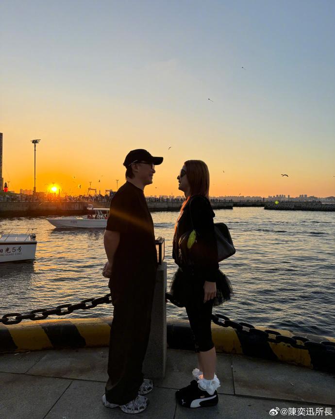 陳奕迅夫婦大連海濱秀恩愛，Eason甜靠太太肩膀撒嬌，偎依看夕陽「真夫婦就是好嗑，甜到齁」！