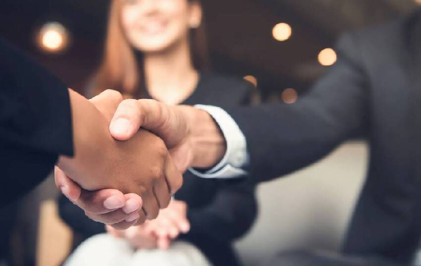 爸爸撿回收被看不起！結婚當天「岳父當場嫌他髒」爸爸羞愧低頭「下秒飯店老闆出來」岳父嚇到跪下