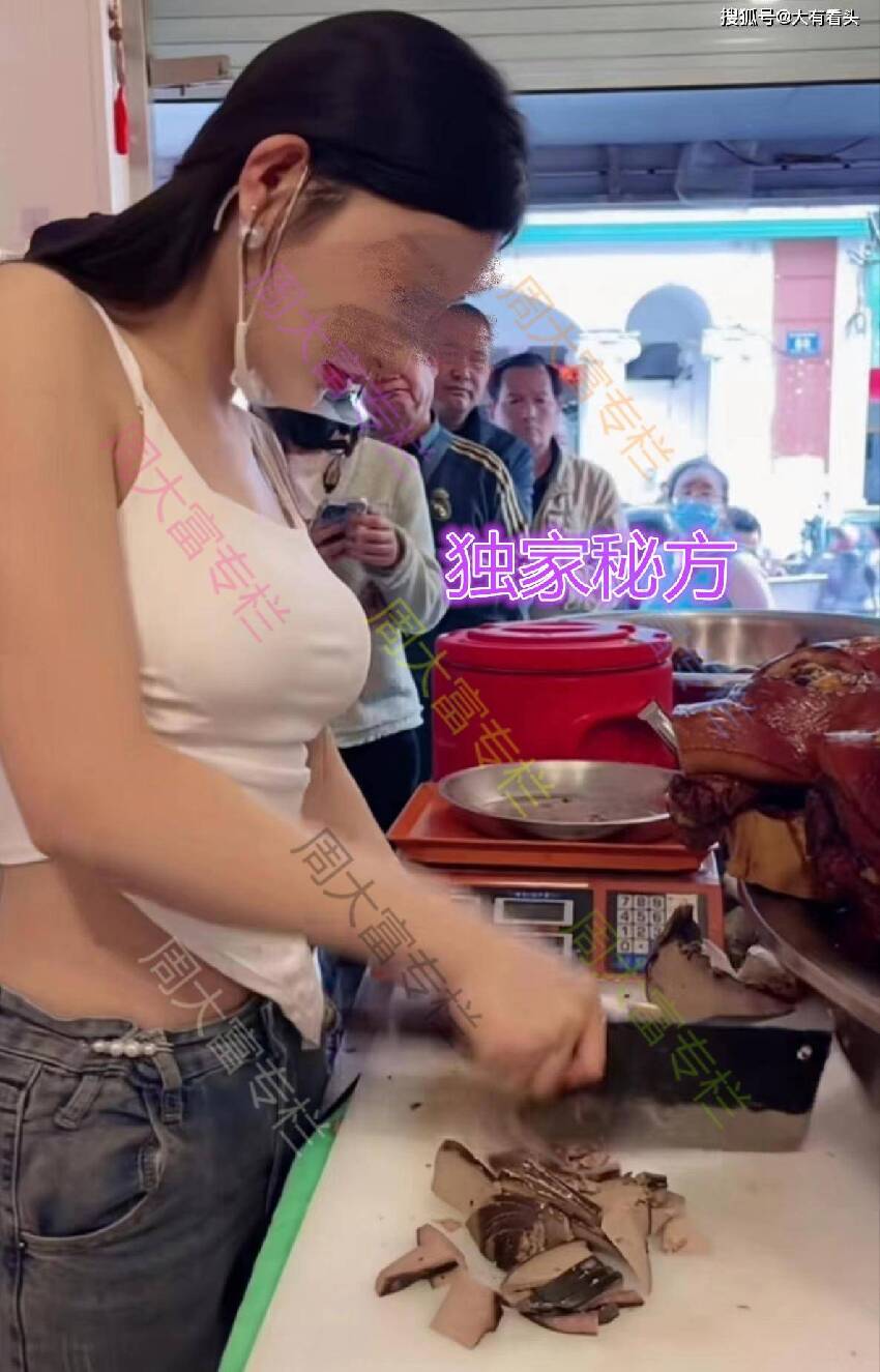 女子賣鹵菜，男顧客排長隊等候，到底是來買鹵肉 還是來看肉啊