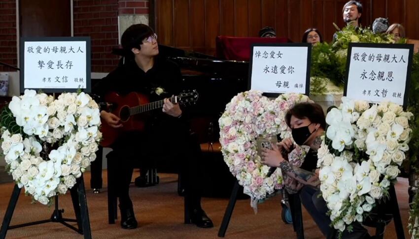 陳敏兒出殯32歲長子捧遺照，致悼詞緒激動當場痛哭，次子在旁安撫
