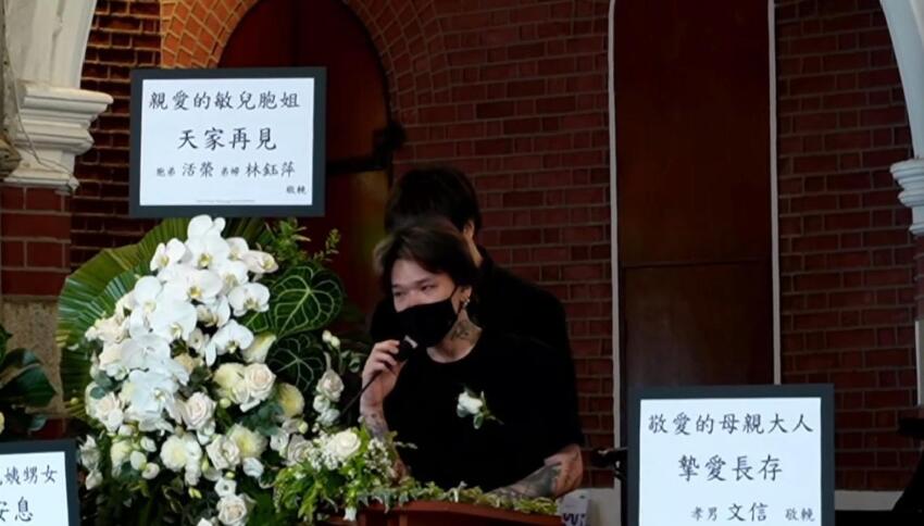 陳敏兒出殯32歲長子捧遺照，致悼詞緒激動當場痛哭，次子在旁安撫