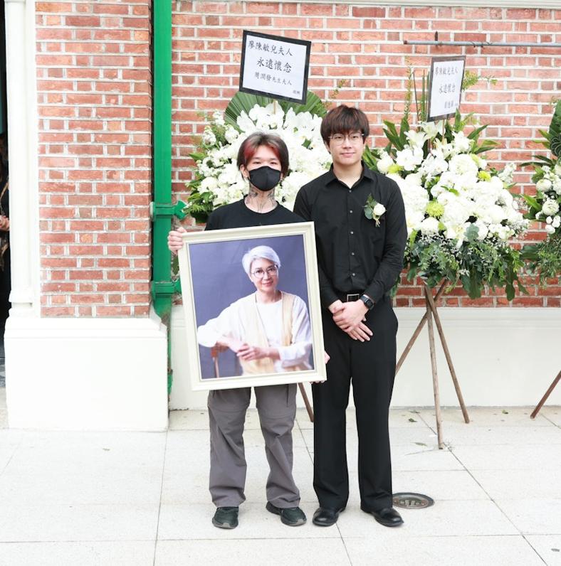 陳敏兒出殯32歲長子捧遺照，致悼詞緒激動當場痛哭，次子在旁安撫