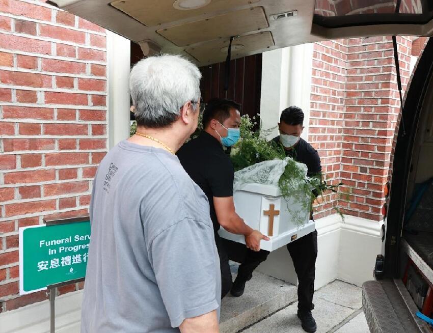 陳敏兒出殯32歲長子捧遺照，致悼詞緒激動當場痛哭，次子在旁安撫