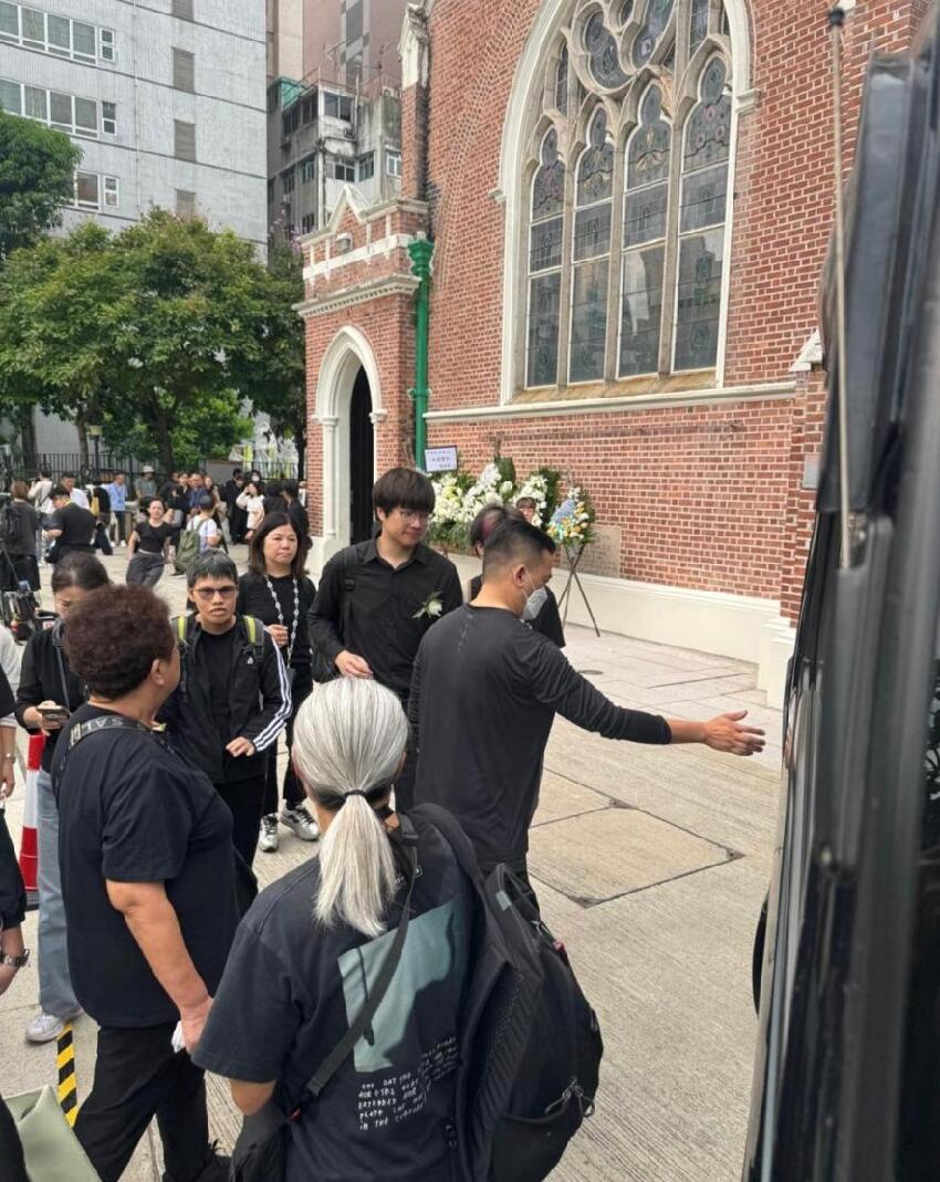 陳敏兒出殯32歲長子捧遺照，致悼詞緒激動當場痛哭，次子在旁安撫