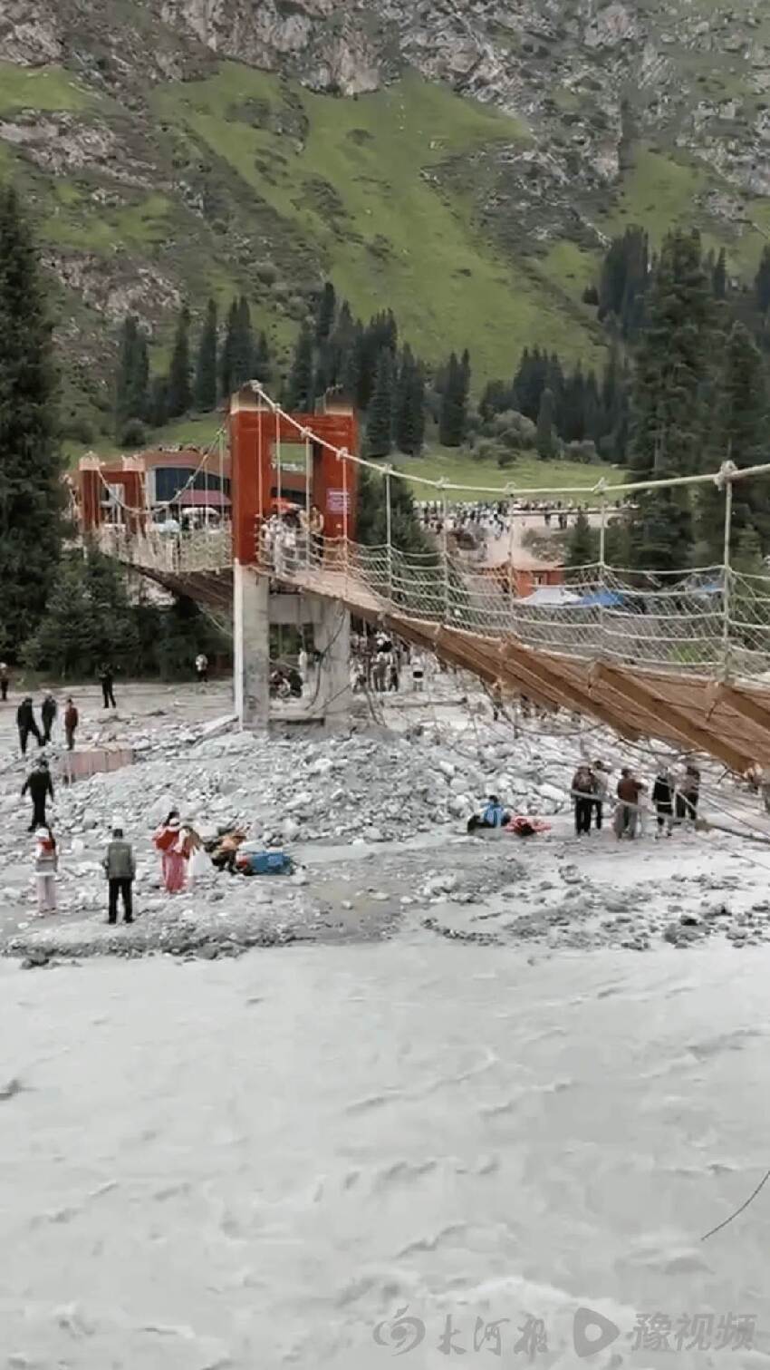 風景區吊橋應聲斷裂！29人當場滑落掉河裡「現場慘況曝光」