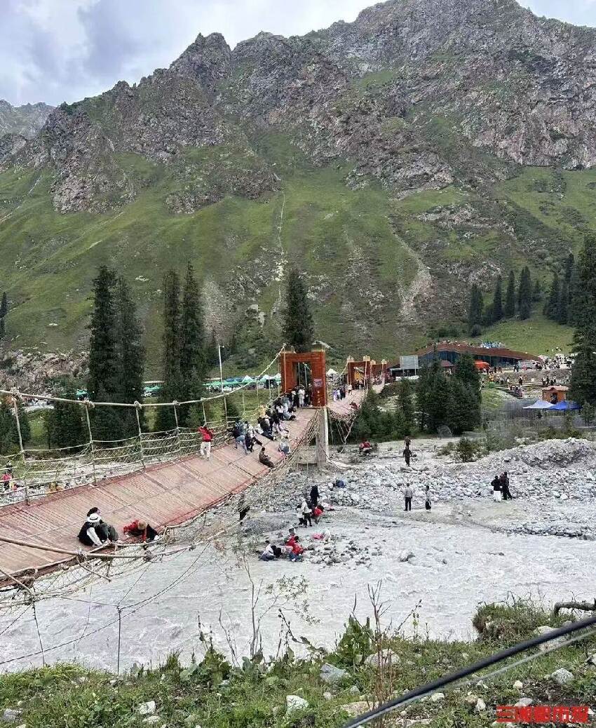 風景區吊橋應聲斷裂！29人當場滑落掉河裡「現場慘況曝光」