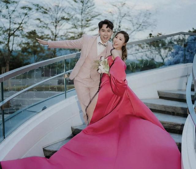 曬照宣布結婚！TVB童星穿桃紅色禮服曬事業線，結束11年愛情長跑