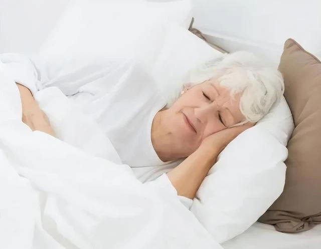 退休醫生直言：壽命長不是多走路和多睡覺，而是堅持這2件小事