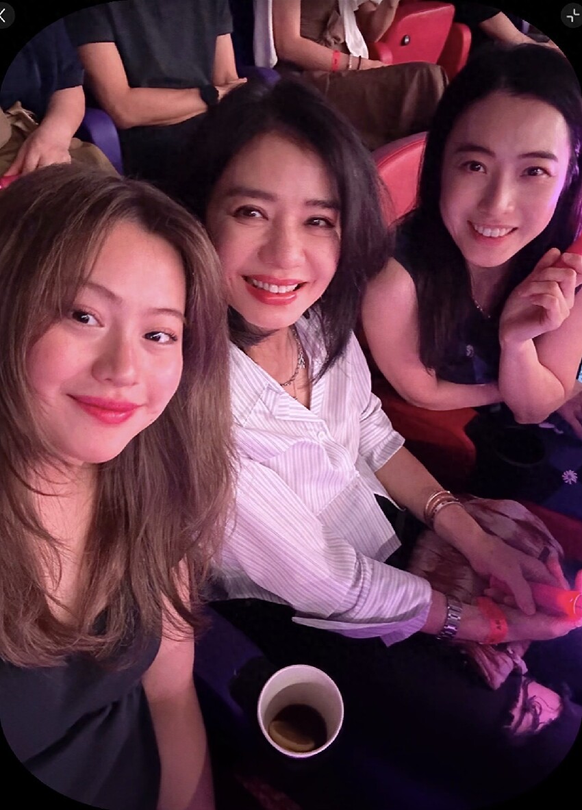 甘比帶倆女兒看演唱會,17歲長女五官大氣越髮漂亮,坐鐘楚紅旁邊