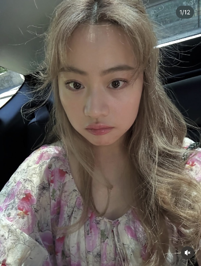 甘比帶倆女兒看演唱會,17歲長女五官大氣越髮漂亮,坐鐘楚紅旁邊