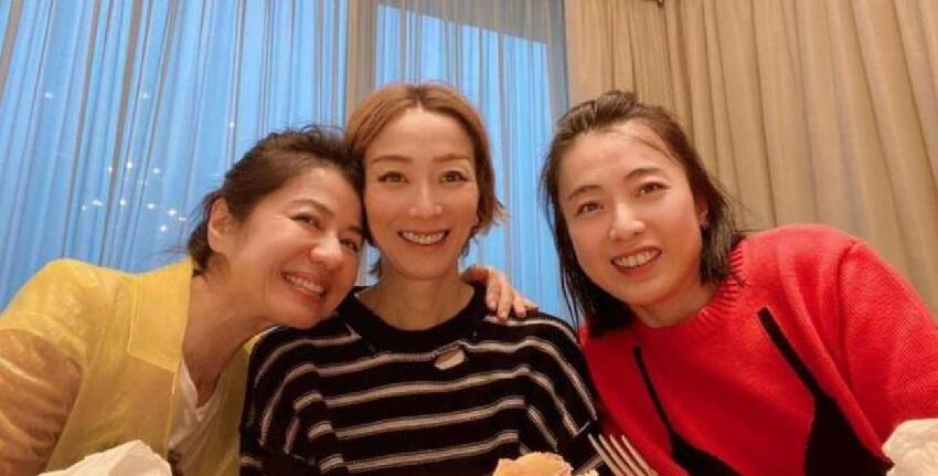 甘比帶倆女兒看演唱會,17歲長女五官大氣越髮漂亮,坐鐘楚紅旁邊
