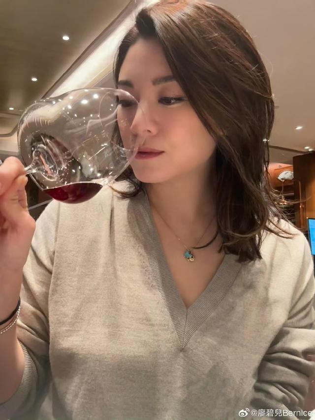 前TVB花旦曬近況!離巢后做女強人,交往對象非富即貴被指拜金