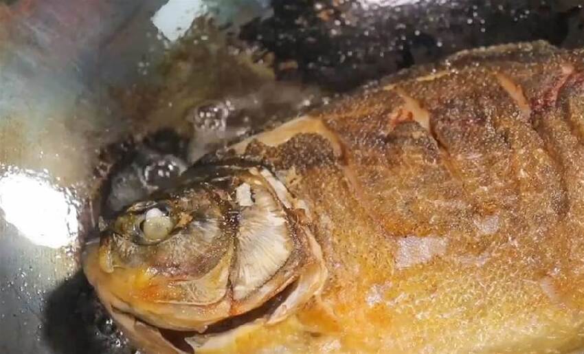 不管煎什麼魚，切記別直接下鍋，多加這2步，魚肉不粘鍋不掉皮