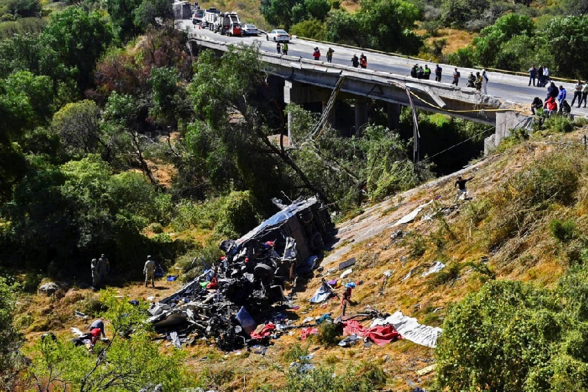 巴士撞拖車墜山溝 24人斷魂 3傷送醫