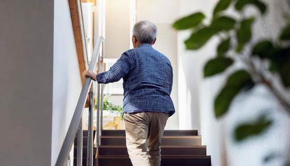 別以為只是累了！走路時膝蓋「突然軟一下」是6大疾病訊號...「有一狀況」馬上就醫