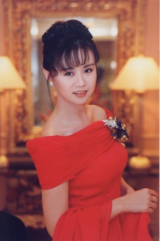 封麥30年不復出！62歲李碧華「賢妻良母近照」重現古典美　住上億豪宅「卻節儉開10多年老車」