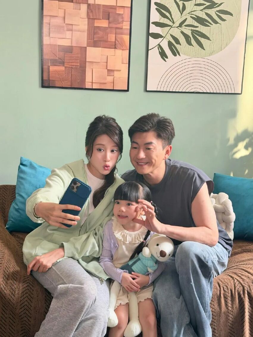 33歲TVB女星與39歲男星合體曬全家福，有望回歸《愛回家》大結局