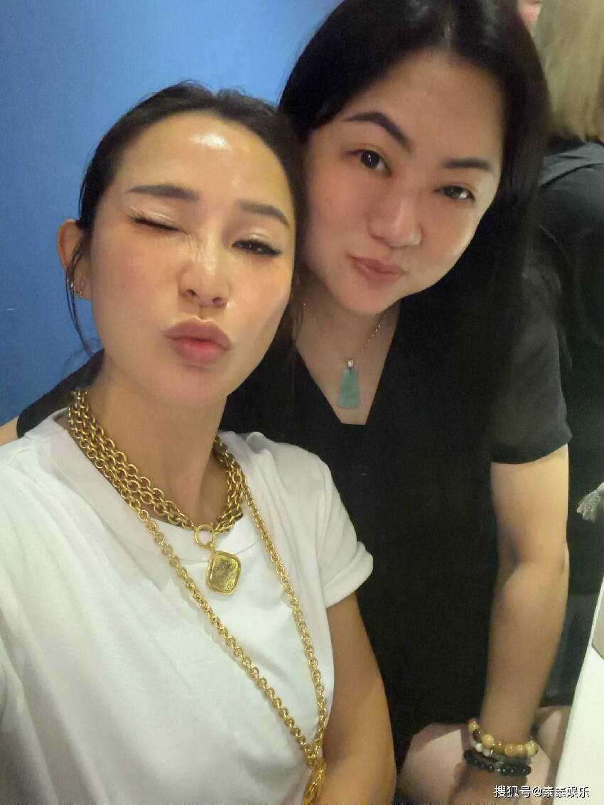 洗米華老婆回澳門，戴大金項鏈C位慶生，合影盡顯奢華富貴