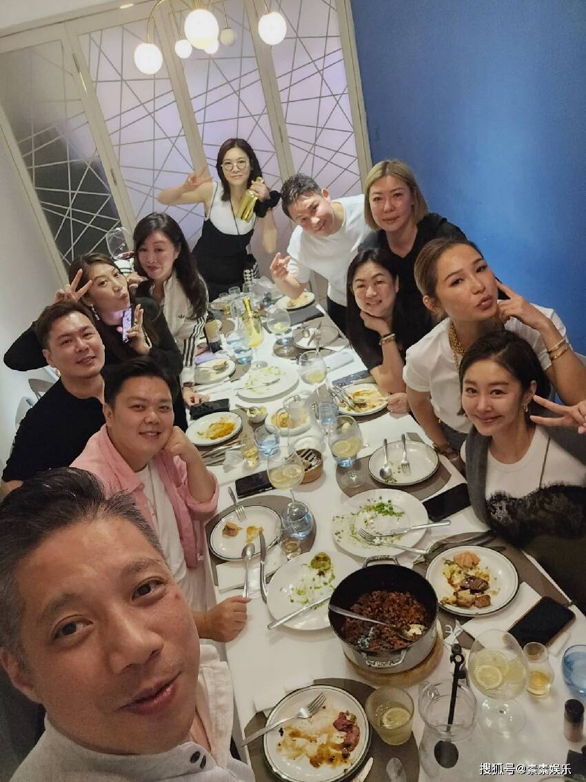 洗米華老婆回澳門，戴大金項鏈C位慶生，合影盡顯奢華富貴