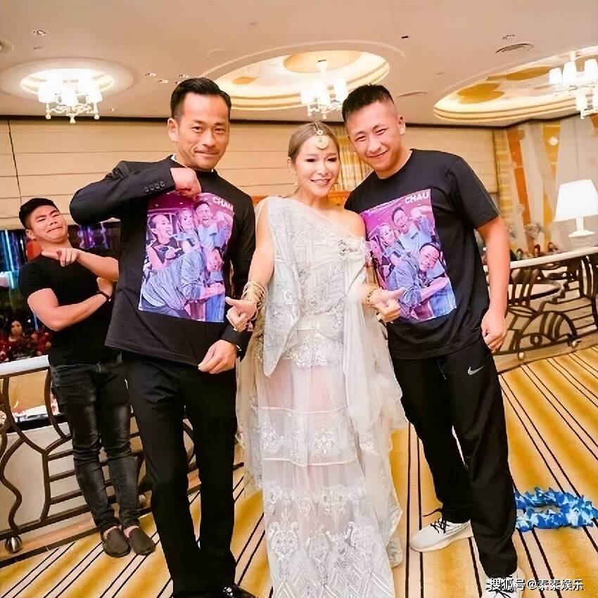 洗米華老婆回澳門，戴大金項鏈C位慶生，合影盡顯奢華富貴